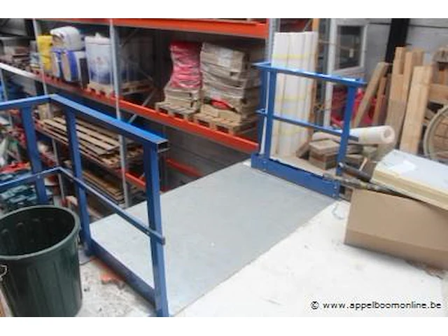 Plm 100m² mezzanine bestaande uit plm 50 dragende leggers, houten bovenvloer, railing en trap - afbeelding 11 van  11