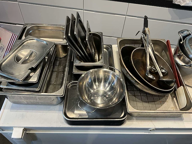 Plm 13 diverse rvs gastronorm bakken/schalen en enig keukengerei - afbeelding 1 van  6