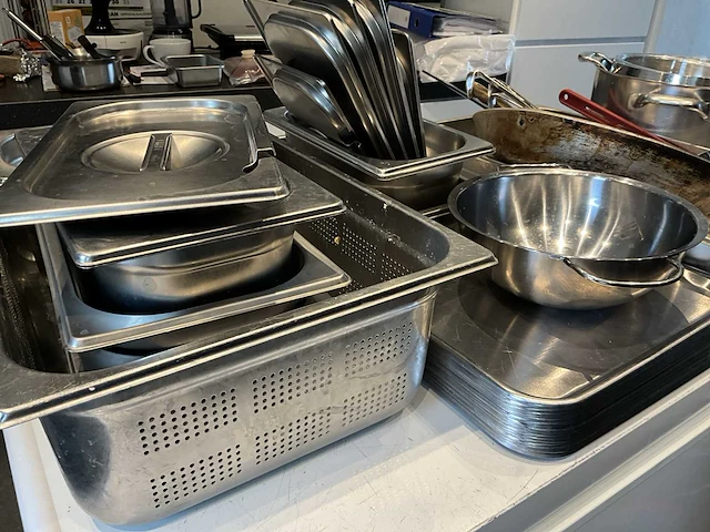Plm 13 diverse rvs gastronorm bakken/schalen en enig keukengerei - afbeelding 2 van  6