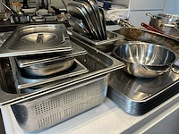 Plm 13 diverse rvs gastronorm bakken/schalen en enig keukengerei - afbeelding 2 van  6