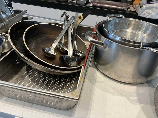 Plm 13 diverse rvs gastronorm bakken/schalen en enig keukengerei - afbeelding 3 van  6