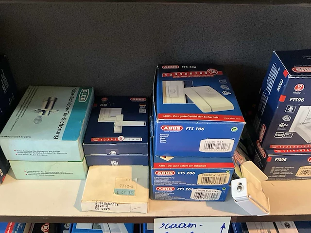 Plm 148 diverse raam-/venster-/poortsloten - afbeelding 15 van  16