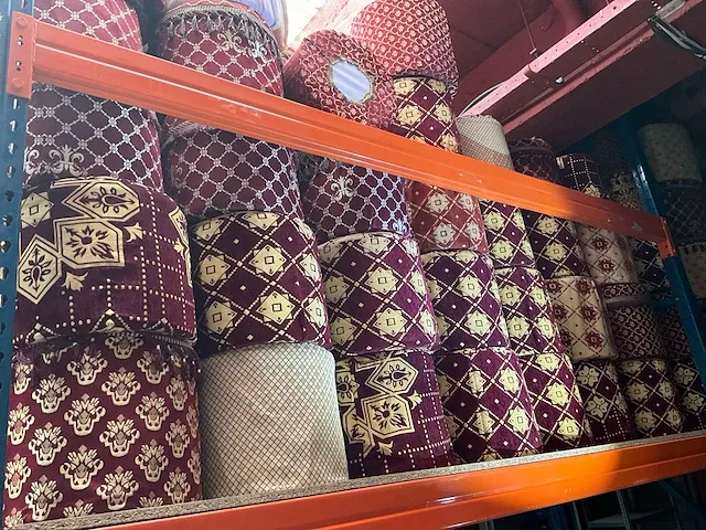 Plm 168 diverse houten poefs, voorzien van stoffen/fluwelen bekleding - afbeelding 2 van  5