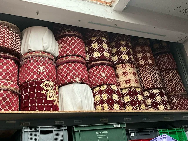 Plm 190 diverse houten poefs, voorzien van stoffen/fluwelen bekleding - afbeelding 3 van  6