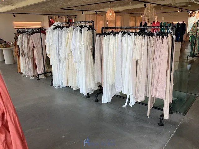 Plm 230 stuks diverse dameskledij elli white, may, kilky, enz - afbeelding 1 van  12