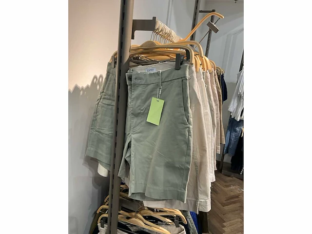 Plm 2358 diverse kledingstuks esprit - afbeelding 239 van  240