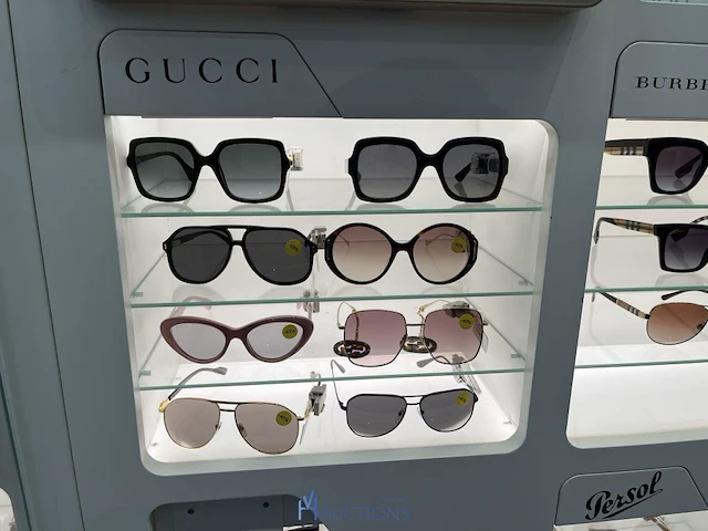 Plm 242 diverse zonnebrillen waaronder polaroid, rayban, gucci, enz - afbeelding 24 van  50