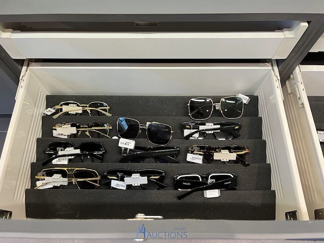 Plm 242 diverse zonnebrillen waaronder polaroid, rayban, gucci, enz - afbeelding 40 van  50