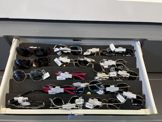Plm 242 diverse zonnebrillen waaronder polaroid, rayban, gucci, enz - afbeelding 44 van  50