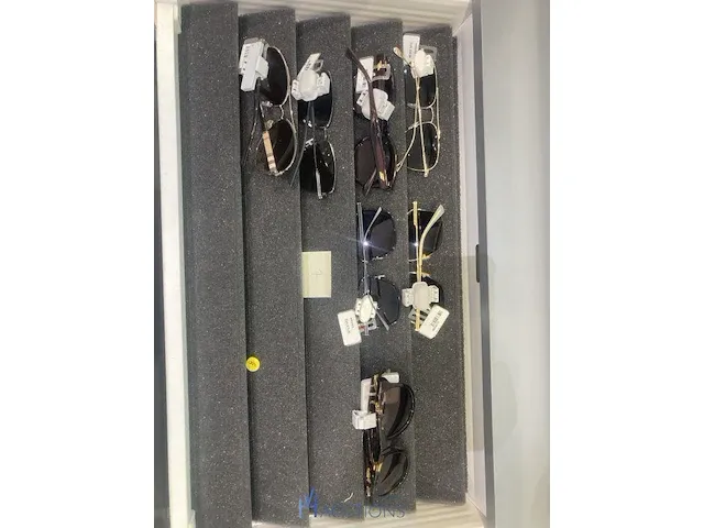 Plm 310 diverse zonnenbrillen waaronder boss, rayban, gucci, enz - afbeelding 2 van  14