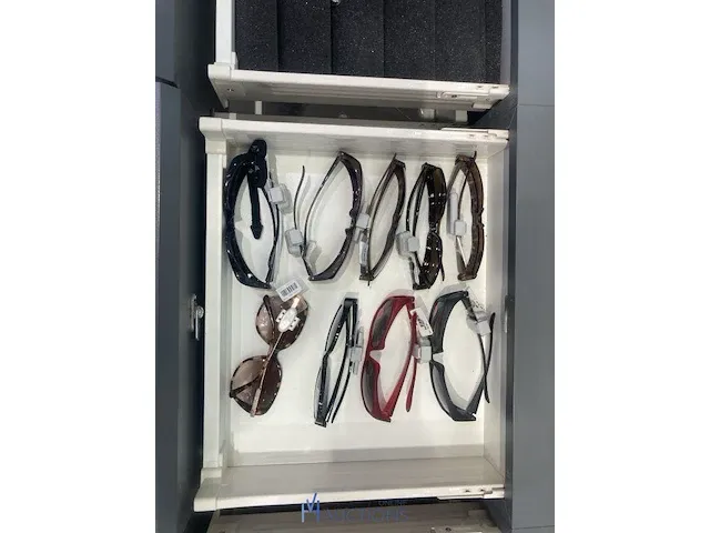 Plm 310 diverse zonnenbrillen waaronder boss, rayban, gucci, enz - afbeelding 3 van  14