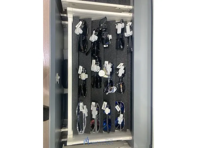 Plm 310 diverse zonnenbrillen waaronder boss, rayban, gucci, enz - afbeelding 4 van  14