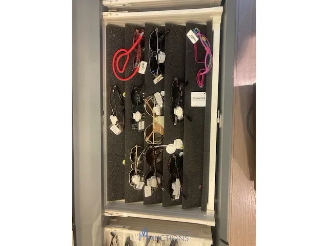 Plm 310 diverse zonnenbrillen waaronder boss, rayban, gucci, enz - afbeelding 6 van  14