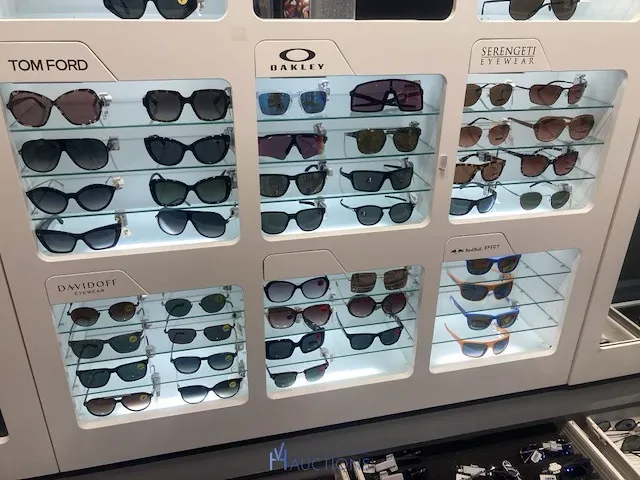 Plm 310 diverse zonnenbrillen waaronder boss, rayban, gucci, enz - afbeelding 10 van  14