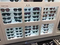 Plm 310 diverse zonnenbrillen waaronder boss, rayban, gucci, enz - afbeelding 10 van  14
