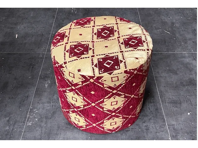 Plm 320 diverse houten poefs, voorzien van stoffen/fluwelen bekleding - afbeelding 1 van  8