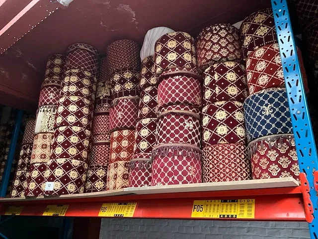 Plm 320 diverse houten poefs, voorzien van stoffen/fluwelen bekleding - afbeelding 3 van  8