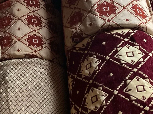 Plm 320 diverse houten poefs, voorzien van stoffen/fluwelen bekleding - afbeelding 5 van  8