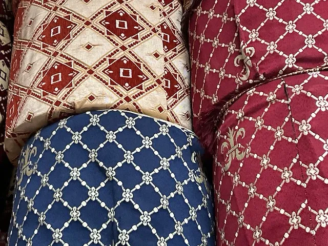 Plm 320 diverse houten poefs, voorzien van stoffen/fluwelen bekleding - afbeelding 7 van  8
