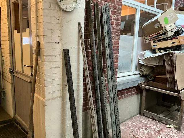 Plm. 33 diverse metalen hoekprofielen - afbeelding 1 van  7