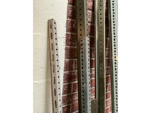 Plm. 33 diverse metalen hoekprofielen - afbeelding 5 van  7