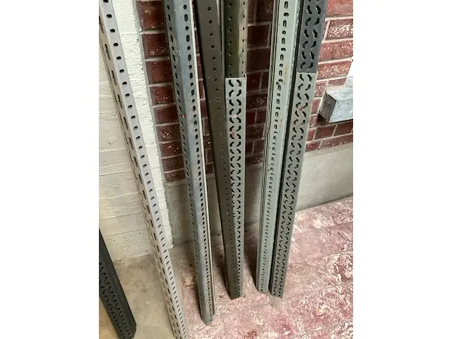Plm. 33 diverse metalen hoekprofielen - afbeelding 7 van  7