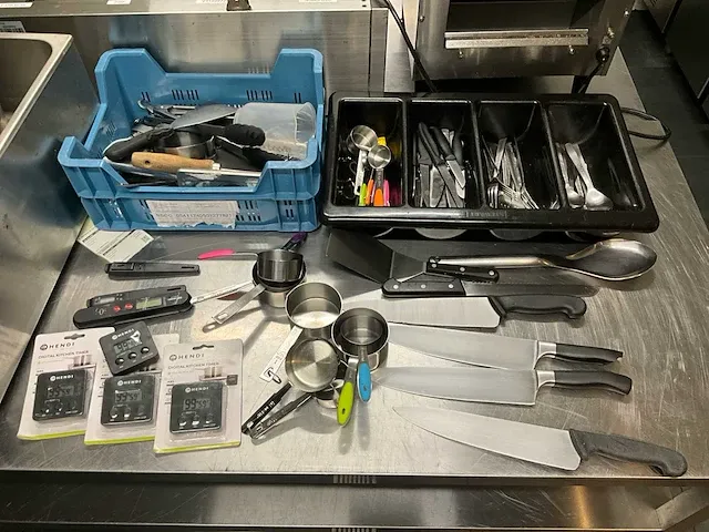 Plm 34 diverse gastronorm bakken en enig keukengerei - afbeelding 3 van  18