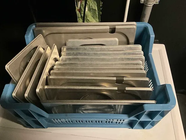 Plm 34 diverse gastronorm bakken en enig keukengerei - afbeelding 10 van  18