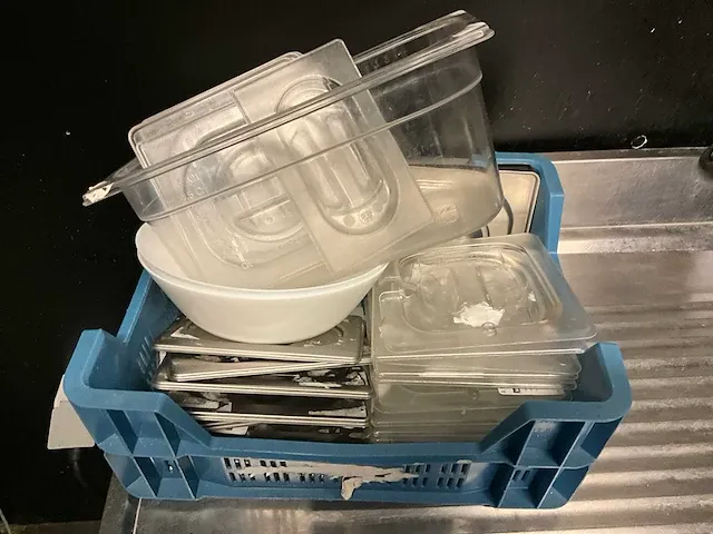 Plm 34 diverse gastronorm bakken en enig keukengerei - afbeelding 18 van  18