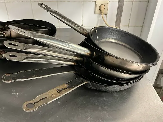 Plm 34 diverse steelpannen en steelpotten - afbeelding 2 van  6
