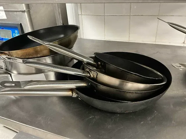 Plm 34 diverse steelpannen en steelpotten - afbeelding 3 van  6