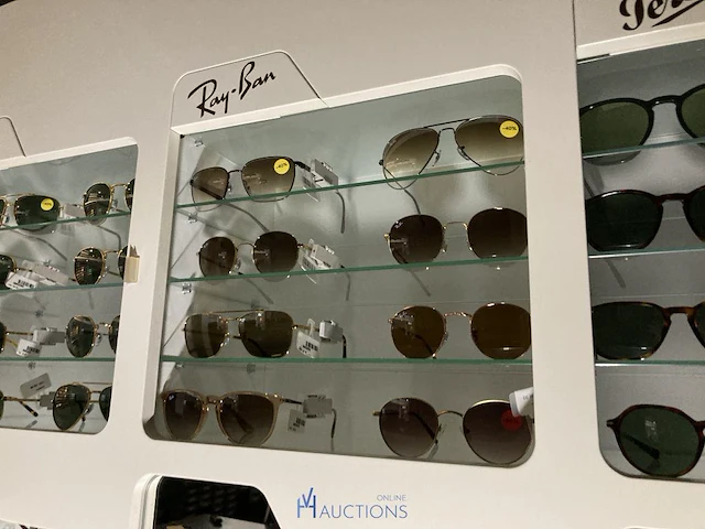 Plm 345 diverse zonnebrillen waaronder boss, rayban, gucci, enz - afbeelding 46 van  83