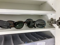 Plm 345 diverse zonnebrillen waaronder boss, rayban, gucci, enz - afbeelding 82 van  83