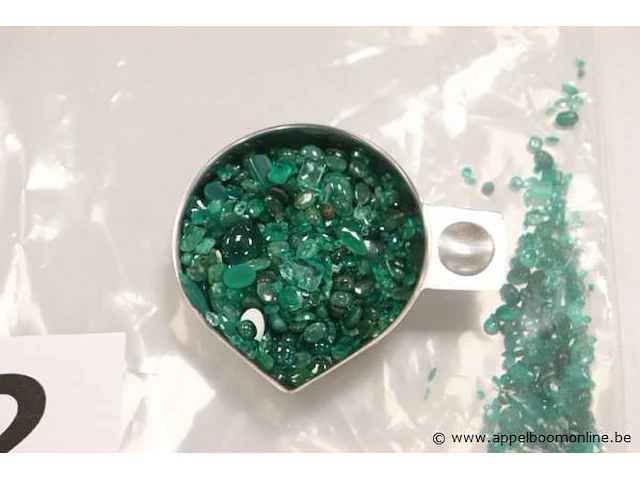 Plm 379,55ct groene steentjes in div cuts - afbeelding 2 van  3