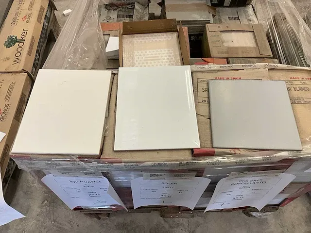 Plm 39m2 diverse wand/vloertegels bw, soler en iris gres - afbeelding 1 van  7