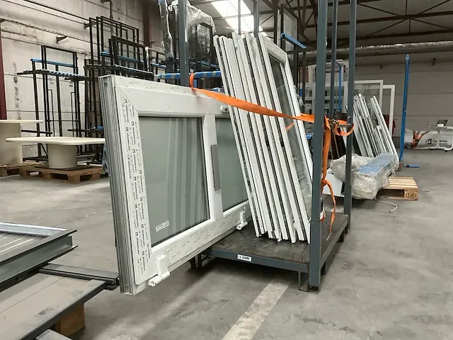 Plm. 4 diverse pvc ramen kömmerling en deur - afbeelding 2 van  7