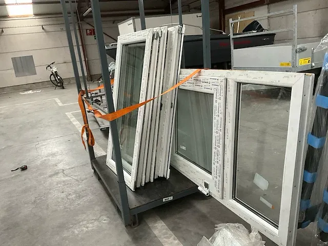 Plm. 4 diverse pvc ramen kömmerling en deur - afbeelding 3 van  7