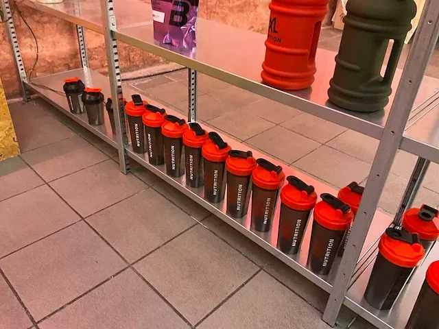 Plm. 40 diverse drinkbekers nutrition en diverse potten - afbeelding 3 van  22