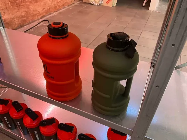 Plm. 40 diverse drinkbekers nutrition en diverse potten - afbeelding 4 van  22