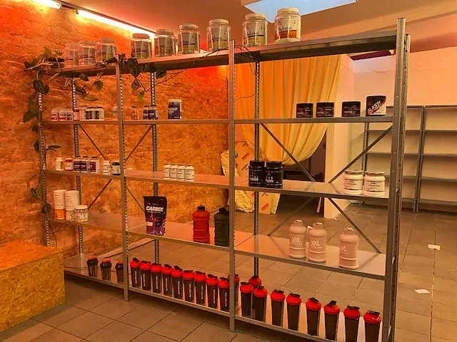 Plm. 40 diverse drinkbekers nutrition en diverse potten - afbeelding 1 van  22
