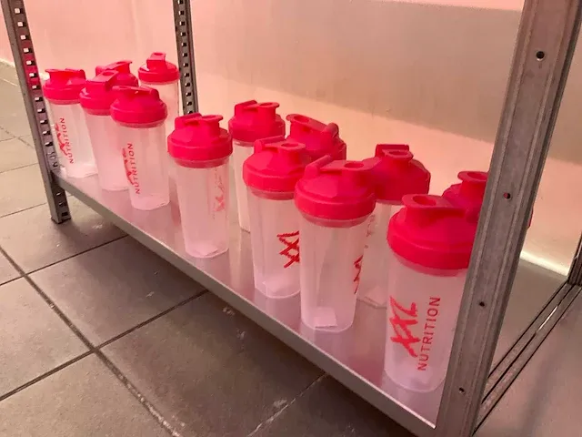 Plm. 40 diverse drinkbekers nutrition en diverse potten - afbeelding 21 van  22