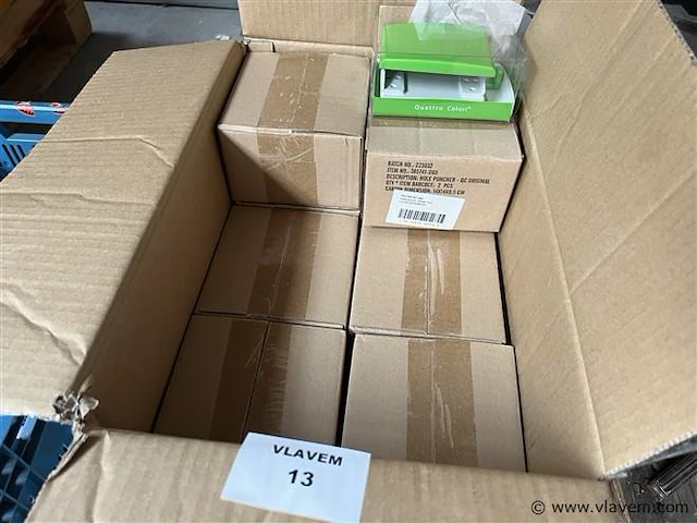 Plm. 40 stuks, perforators - afbeelding 1 van  3