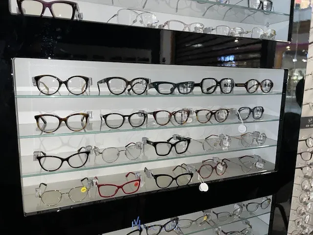 Plm 820 diverse brilmonturen waaronder gucci, prada, rayban, enz - afbeelding 2 van  98
