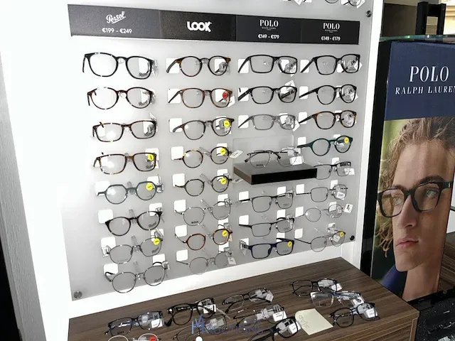 Plm 820 diverse brilmonturen waaronder gucci, prada, rayban, enz - afbeelding 44 van  98