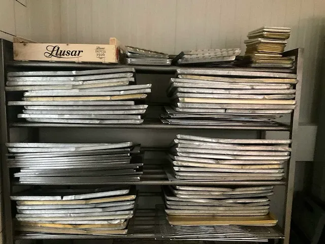 Plm 95 diverse bakplaten + plm 23 diverse legroosters en manden - afbeelding 1 van  8