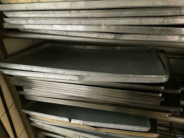 Plm 95 diverse bakplaten + plm 23 diverse legroosters en manden - afbeelding 3 van  8