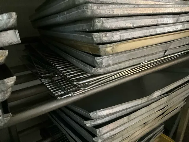 Plm 95 diverse bakplaten + plm 23 diverse legroosters en manden - afbeelding 6 van  8