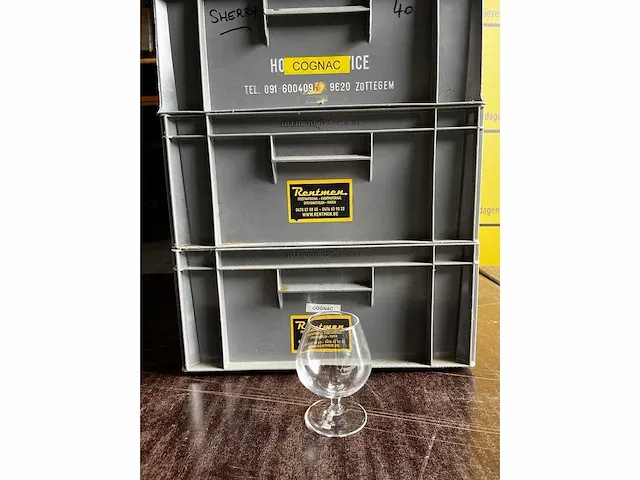 Plm. 96 cognac glazen - afbeelding 1 van  2