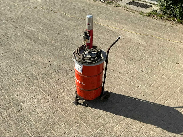Pneumatische pomp + volle ton met vet smeermiddel - afbeelding 2 van  7