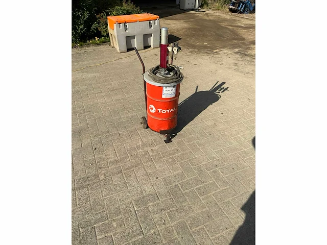 Pneumatische pomp + volle ton met vet smeermiddel - afbeelding 3 van  7